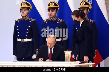 Mosca, Russia. 30th Set, 2022. Il presidente russo Vladimir Putin firma documenti che annettono formalmente quattro regioni dell'Ucraina attualmente occupate dalle truppe russe - Lugansk, Donetsk, Kherson e Zaporizhzhzhia, al Cremlino di Mosca, Russia venerdì 30 settembre 2022. I leader separatisti delle annesse regioni di Donetsk, Lugansk, Kherson e Zaporizhzhya sono arrivati a Mosca per firmare trattati per iniziare il processo di assorbimento di parti dell'Ucraina in Russia. Foto di Kremlin Pool/UPI Credit: UPI/Alamy Live News Foto Stock