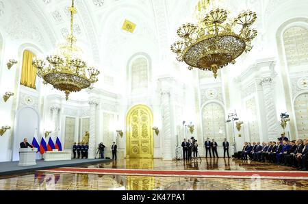 Mosca, Russia. 30th Set, 2022. Il presidente russo Vladimir Putin (L) partecipa a una cerimonia per la firma di trattati che annettono formalmente quattro regioni dell'Ucraina attualmente occupate dalle truppe russe - Lugansk, Donetsk, Kherson e Zaporizhzhia, al Cremlino a Mosca, Russia venerdì 30 settembre 2022. I leader separatisti delle annesse regioni di Donetsk, Lugansk, Kherson e Zaporizhzhya sono arrivati a Mosca per firmare trattati per iniziare il processo di assorbimento di parti dell'Ucraina in Russia. Foto di Kremlin Pool/UPI Credit: UPI/Alamy Live News Foto Stock