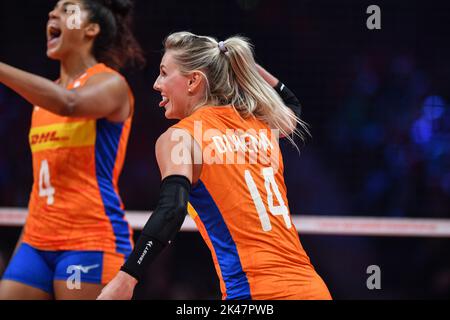 Arnhem, Paesi Bassi. 30th Set, 2022. Netherland's e Laura Dijkema festeggiano nel corso di una partita di pallavolo tra la nazionale femminile olandese e belga The Yellow Tigers, venerdì 30 settembre 2022 ad Arnhem durante la partita in piscina (partita 4 di 5) dei campionati mondiali di pallavolo femminile. Il torneo si svolge dal 23 settembre al 15 ottobre 2022. BELGA PHOTO LUC CLAESSEN Credit: Belga News Agency/Alamy Live News Foto Stock