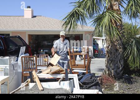 Fort Myers, Stati Uniti. 29th Set, 2022. Il 30 settembre 2022, a Fort Myers, in Florida, sono presenti detriti puliti provenienti dalle acque alluvionali causate dall'uragano Ian. Circa 2 milioni di famiglie sono rimaste senza potere venerdì pomeriggio, mentre altre migliaia di case sono state distrutte da forti venti e acque alluvionali, che stavano iniziando a recedere. Photo by Thom Baur/UPI Credit: UPI/Alamy Live News Foto Stock