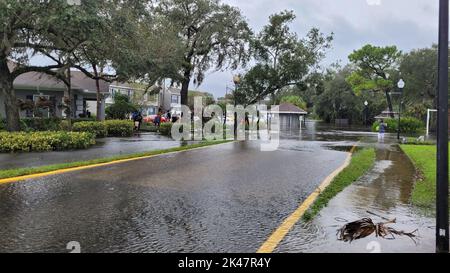 Orlando, 29 2022 settembre - persone vittime di alluvioni da parte dell'uragano Ian vittima in cerca di aiuto Foto Stock