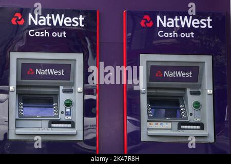 Macchine per punti di cassa viste al di fuori della Natwest Bank. Foto Stock