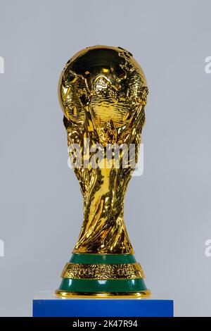 Replica del trofeo di calcio della Coppa del mondo FIFA Qatar 2022 Foto Stock