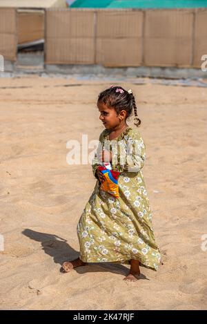 Giovane ragazza a piedi nudi in un campo beduino, Oman meridionale Foto Stock