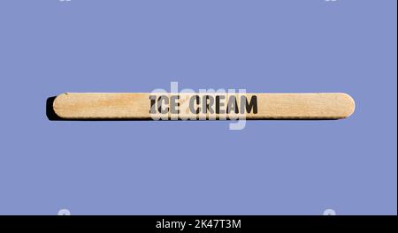Stick gelato con parola gelato isolato su sfondo blu Foto Stock