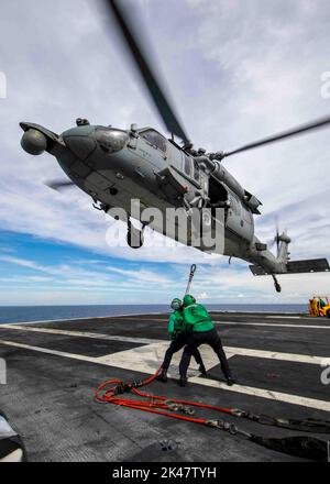 220929-N-ZG822-1154 MARE ADRIATICO (SETT. 29 2022) i marinai attaccano un gancio da carico a un elicottero MH-60s Nighthawk, attaccato a Helicopter Sea Combat Squadron (HSC) 5, per spostare il carico alla nave di supporto di combattimento veloce USNS Arctic (T-AOE 8) alla portaerei di classe Nimitz USS George H.W. Bush (CVN 77) durante un rifornimento in mare, 29 settembre 2022. Carrier Air Wing (CVW) 7 è la componente offensiva di Carrier Strike Group 10, George H.W. Gruppo di riscontro supporto boccola (GHWBCSG). Gli squadroni del CVW-7 sono Strike Fighter Squadron (VFA) 86, VFA-103, VFA-136, VFA-143, vettore A. Foto Stock