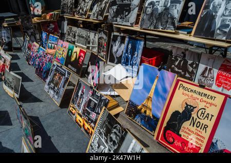 LILLE, FRANCIA - 17 AGOSTO 2013: Vecchie riviste, libri e articoli vari in un mercato delle pulci alla Vieille Bourse (Borsa Vecchia) a Lille, n Foto Stock