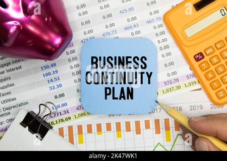 Pannel nero scrivere un piano DI BUSINESS CONTINUITY di testo sullo SFONDO giallo. Foto Stock