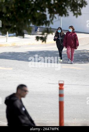 San Antonio, Stati Uniti. 30th Set, 2022. I migranti vengono visti fuori da un centro di risorse migratorie a San Antonio, Texas, Stati Uniti, il 30 settembre 2022. Le dogane e la protezione delle frontiere degli Stati Uniti hanno detto all'inizio di questo mese che ha registrato 203.597 incontri di migranti al confine USA-Messico solo nel mese di agosto e si prevede che il numero totale di incontri salirà a circa 2,3 milioni entro la fine dell'anno fiscale di venerdì. Credit: Nick Wagner/Xinhua/Alamy Live News Foto Stock