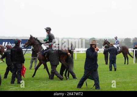 Ascot, Berkshire, Regno Unito. 30th Settembre 2022. Cavalieri nel Peroni nastro Azzurro Noel Murless Stakes all'ippodromo di Ascot. Credit: Maureen McLean/Alamy Live News Foto Stock