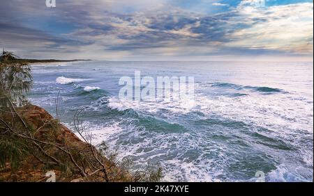 Coral Sea, una parte dell'Oceano Pacifico che guarda a nord da Coolum lungo la costa della Sunshine Coast, Queensland. Foto Stock