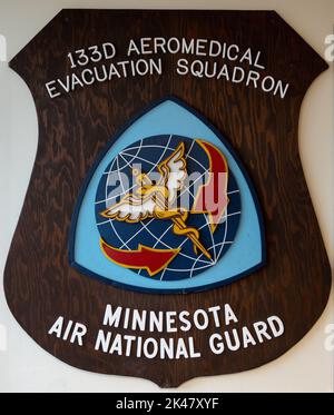 Lo scudo e il logo del 133d° Squadrone di evacuazione Aeromedica della Minnesota Air National Guard Foto Stock