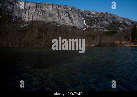 Il parco nazionale di Rago è una catena montuosa rocciosa del comune di Sørfold, nella provincia di Nordland, in Norvegia. Foto Stock