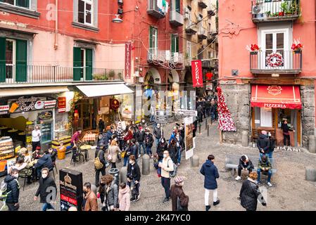 NAPOLI, ITALIA - 2 GENNAIO 2022: Strade strette del centro storico, affollate di turisti nel centro storico di Napoli, Campania, Italia Foto Stock