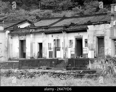 Vista delle case abbandonate del villaggio, a Yi To, vicino a Kuk po, nord-est New Territories, Hong Kong 1984 Foto Stock