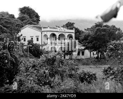 Vista in bianco e nero della scuola Kai Choi di Kuk po, accanto all'insenatura di Starling, New Territories nord-est, Hong Kong 1984 Foto Stock