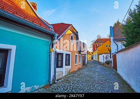 La strada stretta, fiancheggiata da case colorate nel centro storico, Szentendre, Ungheria Foto Stock