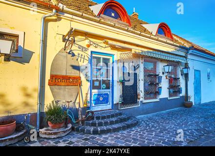 SZENTENDRE, UNGHERIA - 24 FEBBRAIO 2022: Esterno della piccola taverna turistica di pesce in via Bogdanyi, il 24 febbraio a Szentendre Foto Stock