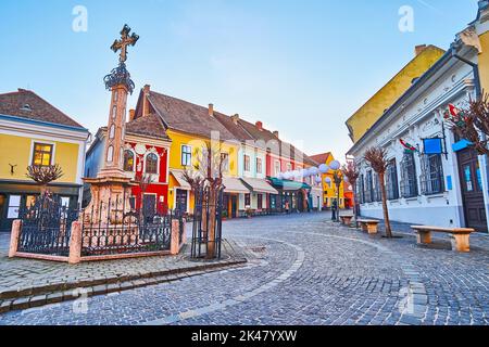 Storica croce di peste di pietra sulla vecchia piazza principale (Fo Ter), Szentendre, Ungheria Foto Stock