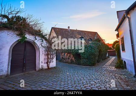 La passeggiata serale con vista sulle case d'epoca e gli splendidi giardini, Szentendre, Ungheria Foto Stock