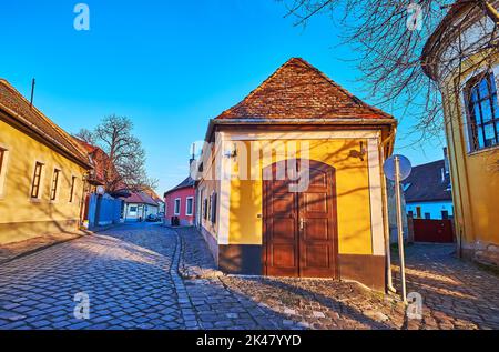 L'alloggiamento colorato sulla via Peter Pal nella città vecchia di Szentendre, Ungheria Foto Stock