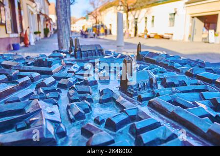 SZENTENDRE, UNGHERIA - 24 FEBBRAIO 2022: Il modello in bronzo della città vecchia su una via turistica Duntsa Jeno, il 24 febbraio a Szentendre Foto Stock