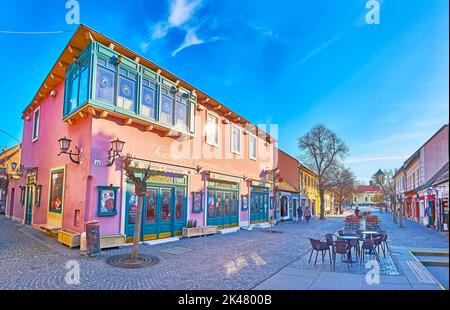 SZENTENDRE, UNGHERIA - 24 FEBBRAIO 2022: Esterno del colorato Museo Marzipan in Via Duntsa Jeno, il 24 febbraio a Szentendre Foto Stock