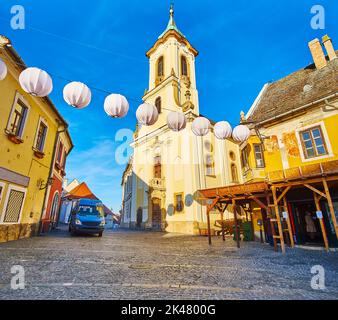 La serata sulla piazza principale (Fo Ter) di Szentendre con vista sulla chiesa di Blagovestenska, Ungheria Foto Stock