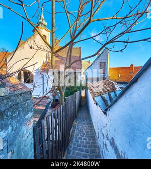 Passeggia lungo lo stretto vicolo tra le vecchie case di Szentendre, Ungheria Foto Stock