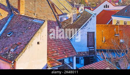 Panorama dei tetti di tegole rosse delle case della città vecchia dalla collina del Castello, Szentendre, Ungheria Foto Stock