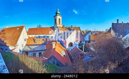 Panorama della vecchia città di Szentendre con tetti di tegole rosse e alto campanile della chiesa di Blagovestenska (Chiesa dell'Annunciazione), Ungheria Foto Stock