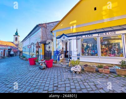 SZENTENDRE, UNGHERIA - 24 FEBBRAIO 2022: La facciata in legno vintage del negozio di souvenir in via Alkotmany, il 24 febbraio a Szentendre Foto Stock