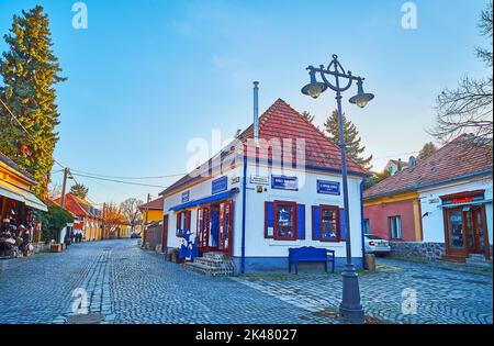 SZENTENDRE, UNGHERIA - 24 FEBBRAIO 2022: Le piccole case con negozi e bancarelle in via Bogdanyi, il 24 febbraio a Szentendre Foto Stock