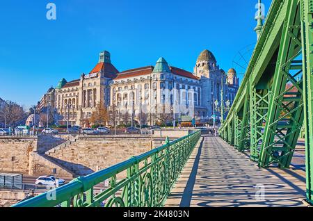 BUDAPEST, UNGHERIA - 24 FEBBRAIO 2022: L'edificio in pietra dell'Hotel Gellert e le Terme del Ponte della libertà, il 24 febbraio a Budapest Foto Stock