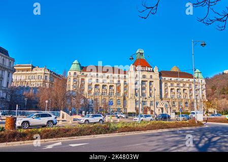 Esplora i luoghi di interesse di Piazza San Gellert, tra cui la collina di Gellert e l'edificio delle terme di Gellert Budapest, Ungheria Foto Stock