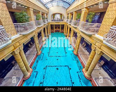 BUDAPEST, UNGHERIA - 24 FEBBRAIO 2022: La Sala delle Terme principali di Gellert Terme con piscina e bella sala storica, il 24 febbraio a Budapest Foto Stock