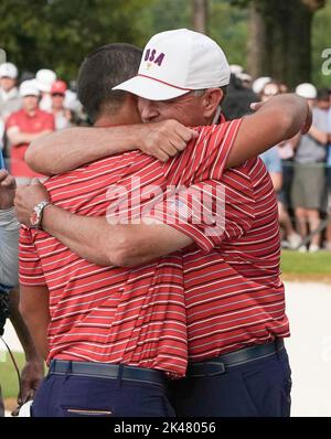 Charlotte, Carolina del Nord, Stati Uniti. 25th Set, 2022. Xander Schauffele (L) abbraccia il capitano del team USA Davis Love III sulla 18th verde dopo aver clichato la vittoria durante il quinto round della 2022 Presidents Cup al Quail Hollow Club. (Credit Image: © Deby Wong/ZUMA Press Wire) Foto Stock