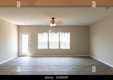 Sala da pranzo vuota in una casa cittadina con ventilatore a soffitto, una porta, e finestra. Foto Stock