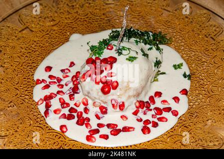 Peperoncino tradizionale in salsa Nogada, per celebrare il giorno dell'indipendenza messicana Foto Stock