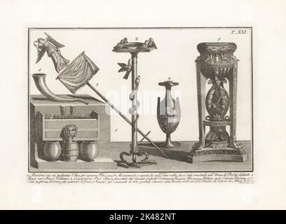 Terracotta che mostra il metodo di calpestare l'uva per la vinificazione 1, vaso etrusco e candelabro con uccelli e serpente 2, standard militare romano o signum della colonna di Traiano 3, vetro a forma di corno usato dai greci e dai romani 4, e treppiede del Museo Vaticano 5. Incisione in copperplate di Domenico Pronti dalla sua nuova Collezione raffigurante costumi religiosi, civili e militari degli antichi Egizi, Etruschi, Greci e Romani, Nuova Raccolta Rappresentante i Costumi Religiosi Civili e Militari, Roma, 1805. Foto Stock