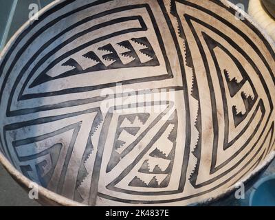 Primo piano dell'antica ciotola bianca dei nativi americani Sosi con disegni geometrici neri di Pueblo II in esposizione al Museo dell'Arizona settentrionale a Flagst Foto Stock