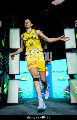 Sydney, Australia. 01st Ott 2022. Marianna Tolo (14 Australia) durante le presentazioni pre-partita prima della FIBA Womens World Cup 2022 medaglia di bronzo tra Australia e Canada al Sydney Superdome di Sydney, Australia. (Foto: NOE Llamas/Sports Press Photo/C - SCADENZA UN'ORA - ATTIVA FTP SOLO SE LE IMMAGINI HANNO MENO DI UN'ORA - Alamy) Credit: SPP Sport Press Photo. /Alamy Live News Foto Stock