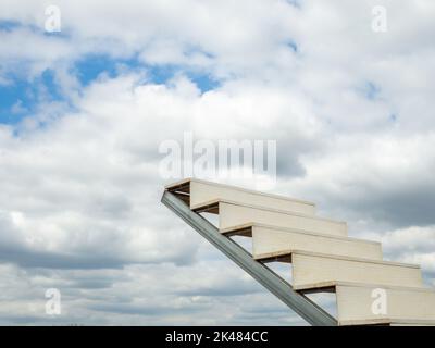 Scala bianca di successo con sfondo cielo Foto Stock