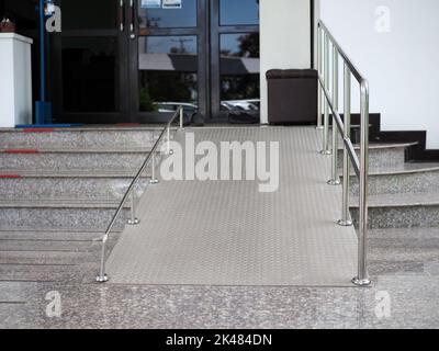 Una rampa per disabili che salono e scendono in ospedale. Foto Stock