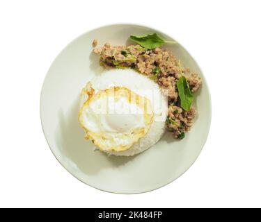 Piatto bianco con riso al vapore, fritto in padella con basilico e maiale vista sulla parte superiore isolato da sfondo bianco. Adatto per la pubblicità alimentare. Foto Stock
