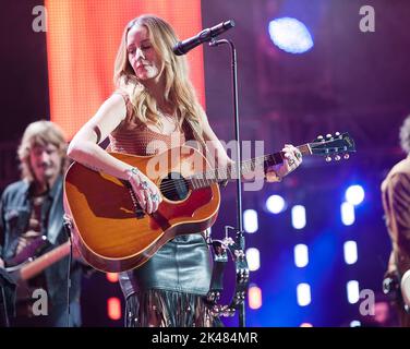 24 settembre 2022 - Raleigh, North Carolina; USA - il musicista MARGO PRICE suona dal vivo come 2022 Farm Aid Benefit Concert fa una sosta al Coastal Credit Union Music Park a Walnut Creek situato a Raleigh Copyright 2022 Jason Moore. (Credit Image: © Jason Moore/ZUMA Press Wire) Foto Stock