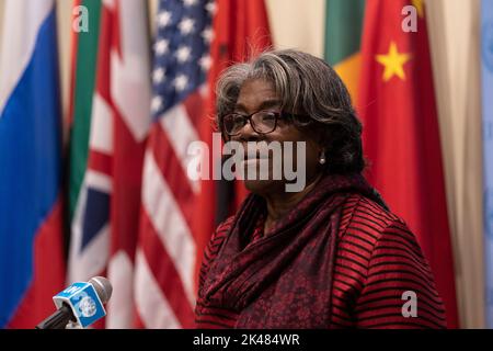 New York, Stati Uniti. 01st Ott 2022. L'Ambasciatore DEGLI STATI UNITI, Rappresentante permanente presso l'ONU Linda Thomas-Greenfield, parla alla stampa dopo la riunione del Consiglio di sicurezza presso le parti interessate nella sede dell'ONU. Il Consiglio di sicurezza ha votato un progetto di risoluzione comune che condanna l'annessione da parte della Russia del territorio ucraino, dimensionato negli ultimi 7 mesi della guerra. 4 paesi (Cina, Gabon, Brasile, India) si sono astenuti, la Russia ha posto il veto alla risoluzione e gli altri membri del Consiglio di sicurezza hanno votato a favore. (Foto di Lev Radin/Pacific Press) Credit: Pacific Press Media Production Corp./Alamy Live News Foto Stock