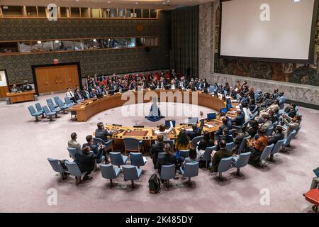 New York, Stati Uniti. 01st Ott 2022. I membri del Consiglio di sicurezza votano sulla risoluzione comune di Stati Uniti e Albania per condannare il russo all'annessione alla sede dell'ONU. Il Consiglio di sicurezza ha votato un progetto di risoluzione comune che condanna l'annessione da parte della Russia del territorio ucraino di dimensioni negli ultimi 7 mesi della guerra. 4 paesi (Cina, Gabon, Brasile, India) si sono astenuti, la Russia ha posto il veto alla risoluzione e gli altri membri del Consiglio di sicurezza hanno votato a favore. (Foto di Lev Radin/Pacific Press) Credit: Pacific Press Media Production Corp./Alamy Live News Foto Stock