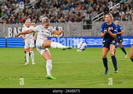 San Diego, California, Stati Uniti. 30th Set, 2022. Merritt Mathias, difensore del coraggio del North Carolina (11), durante una partita di calcio della NWSL tra il North Carolina Courage e il San Diego Wave FC allo Snapdragon Stadium di San Diego, California. Justin fine/CSM/Alamy Live News Foto Stock