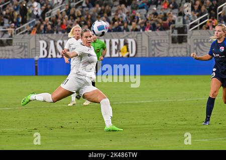 San Diego, California, Stati Uniti. 30th Set, 2022. Merritt Mathias, difensore del coraggio del North Carolina (11), durante una partita di calcio della NWSL tra il North Carolina Courage e il San Diego Wave FC allo Snapdragon Stadium di San Diego, California. Justin fine/CSM/Alamy Live News Foto Stock